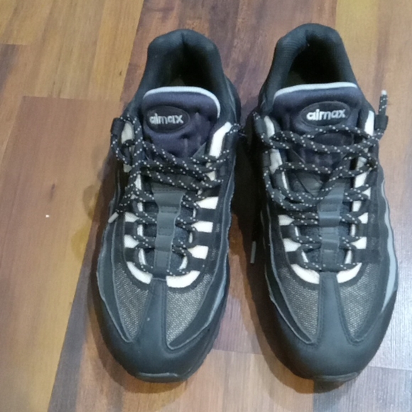 Man  size 9 airmax - Picture 2 of 3